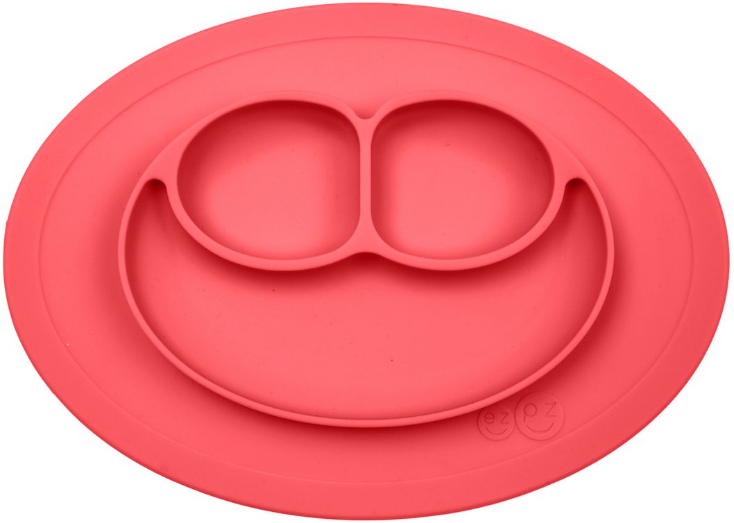 Ezpz Тарелка детская Mini Mat цвет коралловый54 009312 Ezpz Тарелка детская Mini Mat цвет коралловый54 009312Тарелка детская Ezpz Mini Mat - уменьшенная версия тарелочки-плейсмата Happy Mat. Предназначена для столиков для кормления и использования в поездках. Рекомендована для малышей от 4 месяцев. Тарелка тоньше, легче и компактнее, чем Happy Mat, но обладает теми же отличительными чертами: присасывается к столу, чтобы ребенок не смог ее перевернуть; подходит для микроволновки и посудомоечной машины; улыбается и вызывает у детей улыбку. Вмещает 240 мл. У тарелочки также есть удобный чехольчик с ручками, который легко можно взять с собой.Тарелка разработана и запатентована в США. Идея создания удобной безопасной посуды для детей принадлежит многодетной маме, которая как никто другой знает, как сложно уследить за детками во время еды и сохранить при этом чистоту и порядок. Благодаря такой тарелочке прием пищи становится веселым и безопасным, а кухня остается чистой и опрятной.