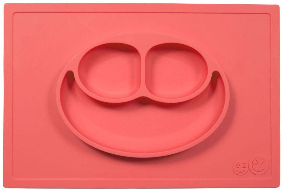 Ezpz Тарелка детская Happy Mat цвет коралловый115510 Ezpz Тарелка детская Happy Mat цвет коралловый115510Ezpz Happy Mat - необычная силиконовая тарелка-плейсмат, которая не имеет аналогов. Ее главная особенность заключается в том, что тарелку невозможно перевернуть или опрокинуть. С ней ребенок не сможет испачкать стол или, что гораздо важнее, обжечься горячей пищей.Изготовлена из силикона высочайшего качества и абсолютно безопасна. Не имеет липучек или присосок - фиксация происходит на любой ровной горизонтальной поверхности за счет плоской, гладкой поверхности тарелочки - мата. Подходит для использования в микроволновке и посудомоечной машине. Выглядит как улыбающаяся рожица, что очень нравится детям и их мамам.Тарелка разработана и запатентована в США. Идея создания удобной, безопасной посуды для детей, принадлежит многодетной маме, которая как никто другой знает, как сложно уследить за детками во время еды и сохранить при этом чистоту и порядок. Благодаря такой тарелочке прием пищи становится веселым и безопасным, а кухня остается чистой и опрятной.Объем 540 мл.