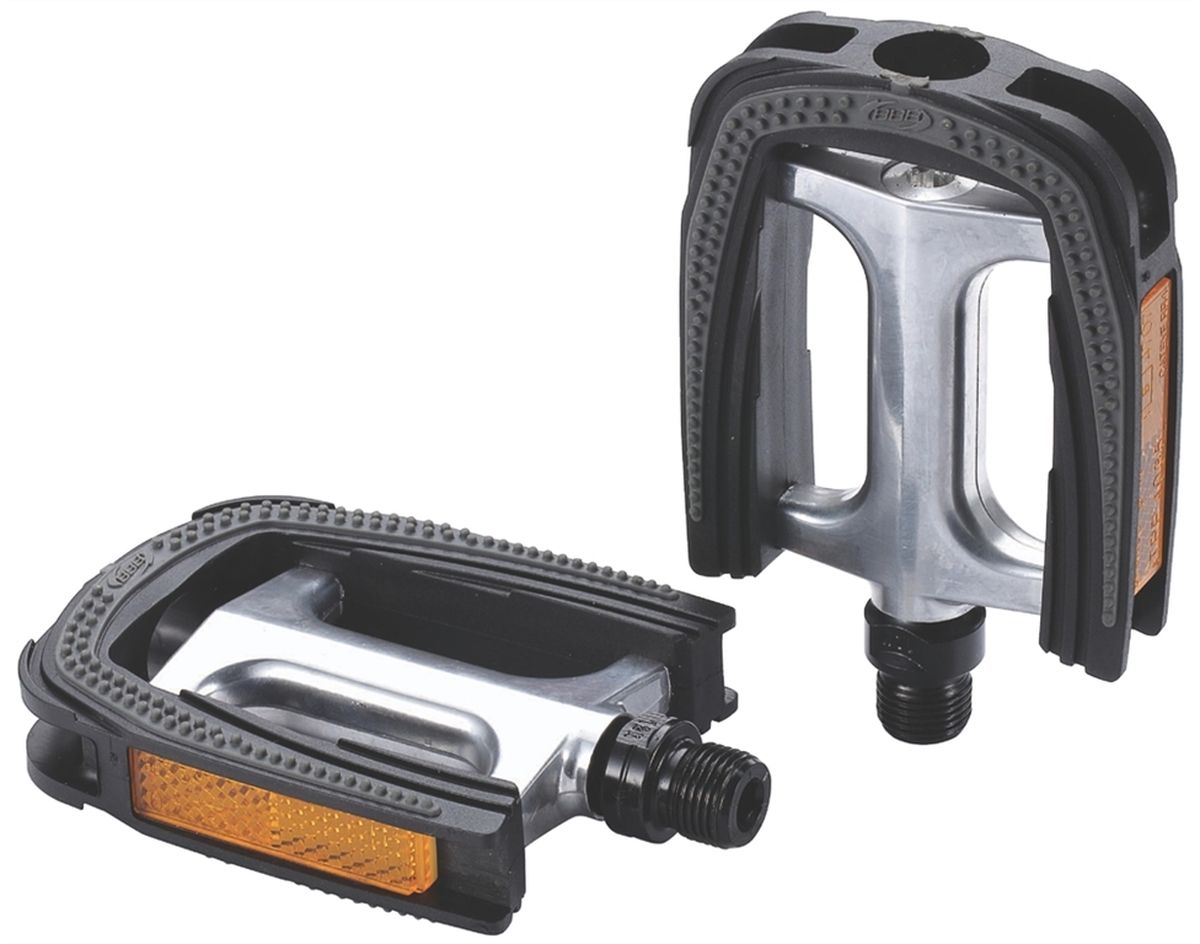 Педали BBB Trekking ComfortLight II, цвет: черный, желтый, стальной, 2 штWRA523700 Педали BBB Trekking ComfortLight II, цвет: черный, желтый, стальной, 2 штWRA523700Высокопрочные цельные педали BBB Trekking ComfortLight II выполнены из холоднокованного алюминия с надежной композитной рамкой. Оснащены встроенными светоотражателями для безопасности. Прочная ось выполнена из молибден-ванадиевой стали.Противоскользящее резиновое покрытие сверху и снизу обеспечивает удобство.