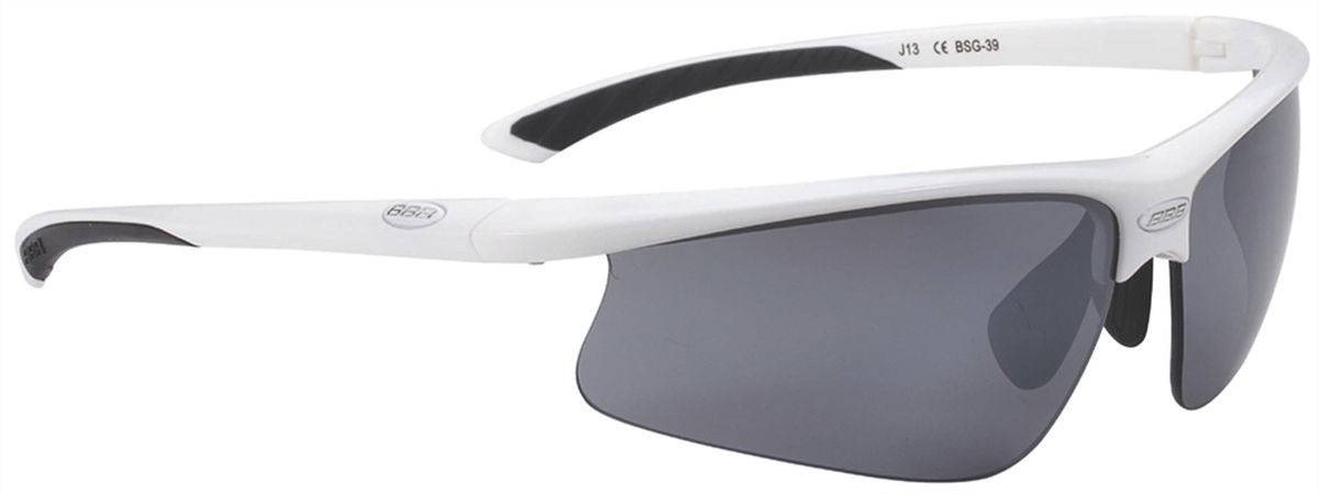 Очки солнцезащитные BBB Winner PC Smoke Flash Mirror Lens Black Tips, цвет: белыйZ90 black Очки солнцезащитные BBB Winner PC Smoke Flash Mirror Lens Black Tips, цвет: белыйZ90 blackСпортивные очки со сменными поликарбонатными линзами.Форма линз обеспечивает защиту от солнца, пыли и ветра.100% защита от ультрафиолета.Высокотехнологичная оправа из материала Grilamid с настраиваемой резиновой переносицей.Мягкие кончики дужек для жёсткой посадки и комфорта одновременно.Мешочек для хранения в комплекте.В комплекте сменные линзы: жёлтая и прозрачная.