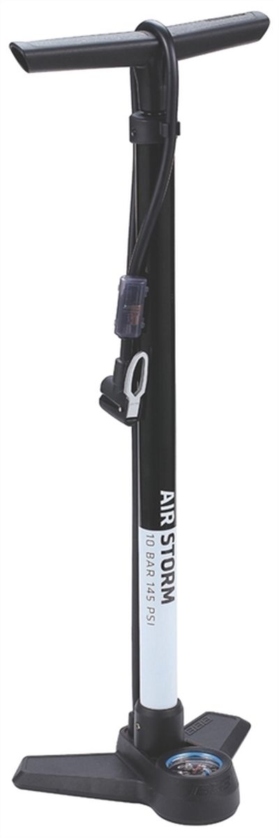 Насос велосипедный BBB AirStorm Steel Pump, напольный, цвет: черный, белый1305R Насос велосипедный BBB AirStorm Steel Pump, напольный, цвет: черный, белый1305RНапольный насос BBB AirStorm Steel Pump выполнен из прочного алюминия. Точный манометр отображает давление как в bar, так и в psi. Эргономичная ручка-бумеранг. Естественный хват для увеличенной мощности и вставки из материала kraton для дополнительного комфорта. Алюминиевый корпус общей длиной 70 cм. Насадка DualHead с фиксатором под большой палец.Прочное и устойчивое основание выполнено из композитного материала. Давление до 10 bar/145 psi.