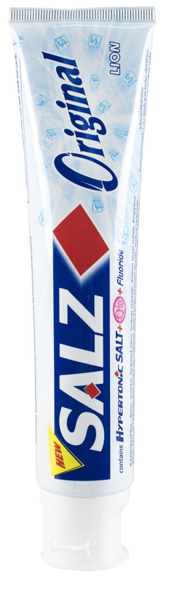 LionThailand Salz Original Паста зубная, 160 грMP59.4D LionThailand Salz Original Паста зубная, 160 грMP59.4DИнновационная формула зубной пасты «All Protection» обеспечивает комплексную защиту и уход за полостью рта., Зубная паста Salz содержит несколько основных активных компонентов: гипертоническую соль, коэнзим Q10 и фтор для защиты полости рта и устранения неприятного запаха., Прекрасно освежает дыхание., Обладает приятным мятным ароматом., -Концентрированное содержание гипертонической соли укрепляет десна и уменьшает количество бактерий, которые являются причиной появления неприятного запаха изо рта.,-Коэнзим Q10, являясь антиоксидантом, надежно защищает полость рта и десна., -Фтор предупреждает развитие кариеса и улучшает состояние зубной эмали., Способ применения: чистить зубы не менее 3х минут, последовательно обрабатывая наружные, жевательные и внутренние поверхности всех зубов.,Меры предосторожности: хранить в недоступном для детей месте., Способ хранения: хранить в прохладном сухом месте.,Состав: вода, сорбитол, гидратированный диоксид кремния, лаурилсульфат натрия, пропилен гликоль, целлюлозная камедь, диоксид титана, фторид натрия (менее 0,15%), убихинон (Q10), сахарин натрия, гидроксид натрия, дикалия глицирризат.,