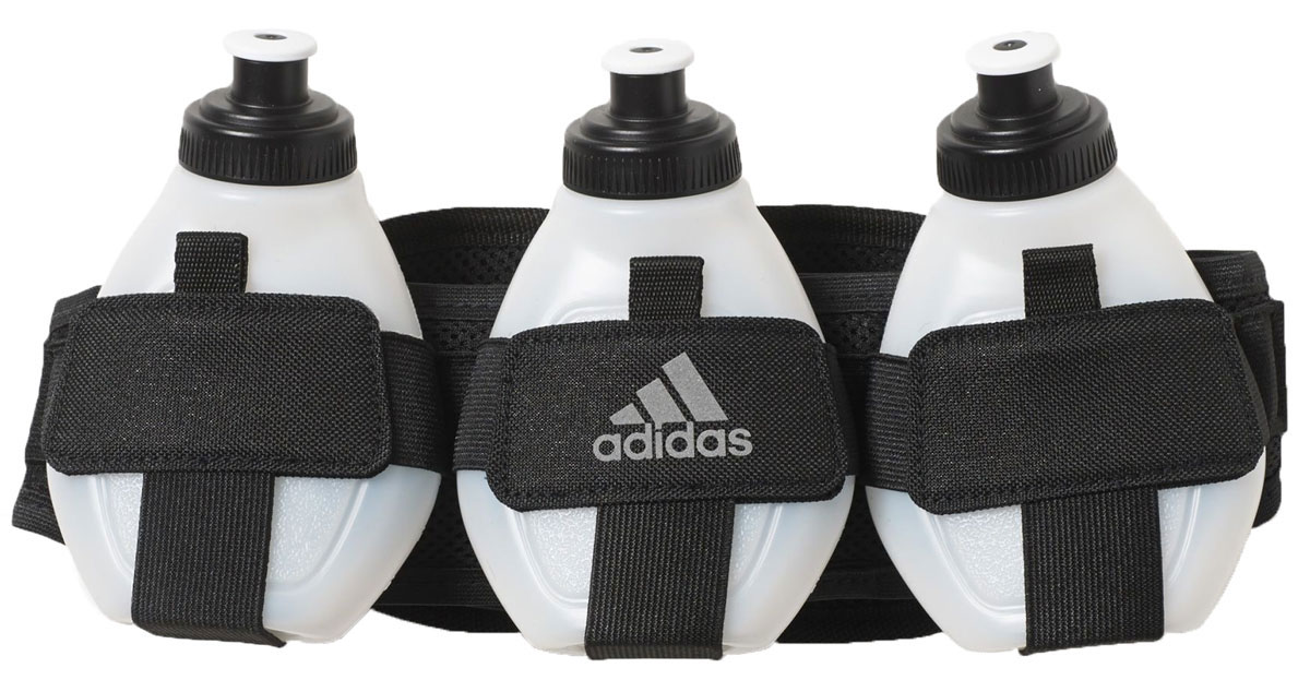 Сумка поясная для бега Adidas Run Bott Belt 3, с 3 бутылками в комплекте, цвет: черный, белыйAC1258 Сумка поясная для бега Adidas Run Bott Belt 3, с 3 бутылками в комплекте, цвет: черный, белыйAC1258Удобная сумка Run Bott Belt 3 от Adidas предназначена для бега. Изделие изготовлено из прочной и легкой ткани. Сумка оснащена отделением на застежке-молнии и тремя пластиковыми бутылками для питья во время пробежки. Бутылки прочно крепятся к сумке. Каждая емкость для питья имеет мерную шкалу. Бутылки можно мыть в посудомоечной машине. С сумкой Adidas Run Bott Belt 3 вам не нужно будет прерывать тренировки для утоления жажды. Объем бутылок: 170 мл. Количество бутылок: 3 шт.