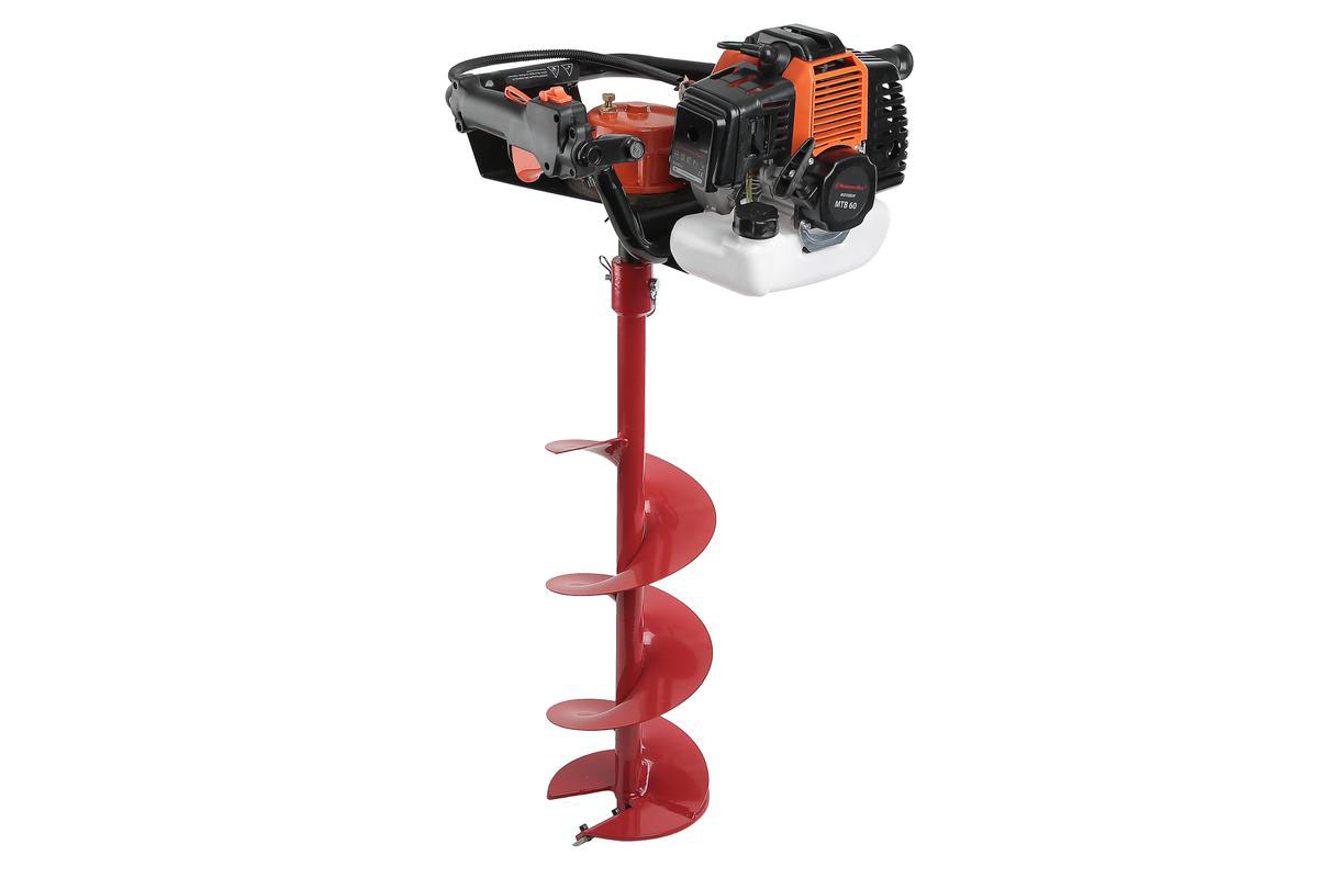 Мотобур Hammer Flex MTB60391602 Мотобур Hammer Flex MTB60391602Мотобур Hammer MTB 60 – для строительства и зимней рыбалкиВ планах земляные работы или сезон подледного лова? Предлагаем отложить в сторону коловорот и дать шанс профессионалу! HAMMER MTB 60 - это инструмент «среднего класса» с двигателем мощностью 2 л.с. и объёмом 50 кубических см.Подойдёт для бытовых строительных работ: установка ограждений, закладка фундамента. Для бурения льда используйте специальный шнек.Мотобур справится с мягким грунтом 1 и 2 степени (лёсс, песок с гравием или щебнем, супесь, грунт со строймусором). Не подойдет для промерзшего грунта.Это компактная модель для одного оператора – весит 11 кг.8 причин купить MTB60:Продуманный корпус:Корпус из сплава легких металлов. Компактная конструкция с одной выступающей рукояткой.Расположенный в углу передаточный редуктор и виброгасящие пружины крепления двигателя снижают ударную нагрузку, вредные вибрации и шум.Топливный бак отсечен от нагревающихся элементов. Подобное расположение обеспечивает долговечность и отсутствие термических повреждений. Через полупрозрачную поверхность бака удобно контролировать уровень топлива.Рукоятки из прочного пластика снабжены антискользящими накладками.Переходник, идущий в комплекте, позволяет устанавливать шнеки с посадочными диаметрами 20 или 25,4 мм. Максимально допустимый диаметр шнека - 150мм.Удобные системы:Мотобур не боится холодов и оснащен праймером (встроенным насосом подкачки топлива). Даже в сильный мороз он обеспечит “холодный” запуск.Двойной воздушный фильтр повышает мощность двигателя (низкое сопротивление, эффективная фильтрация). Фильтр оберегает систему от засора, а двигатель от износа, предотвращает снижение оборотов двигателя и падение мощности.Все элементы управления расположены на одной ручке, предусмотрена защита от случайного включения.Комплектация:2 шестигранных ключаОтвертка и ключ комбинированные (для замены свечей)2 шплинта для крепления шнекаПереходник для шнека (с 20-25мм)Емкость для приготовления топливной смесиМощность 1470 Вт / 2 л.с.Максимальные обороты холостого хода: 195Бензиновый моторОбъем двигателя: 49 куб. смУгловое расположение передаточного редуктора обеспечивает снижение ударной нагрузки и звукового давления на оператораОблегченная рамочная конструкция для удобной транспортировкиВиброгасящие пружины крепления двигателя