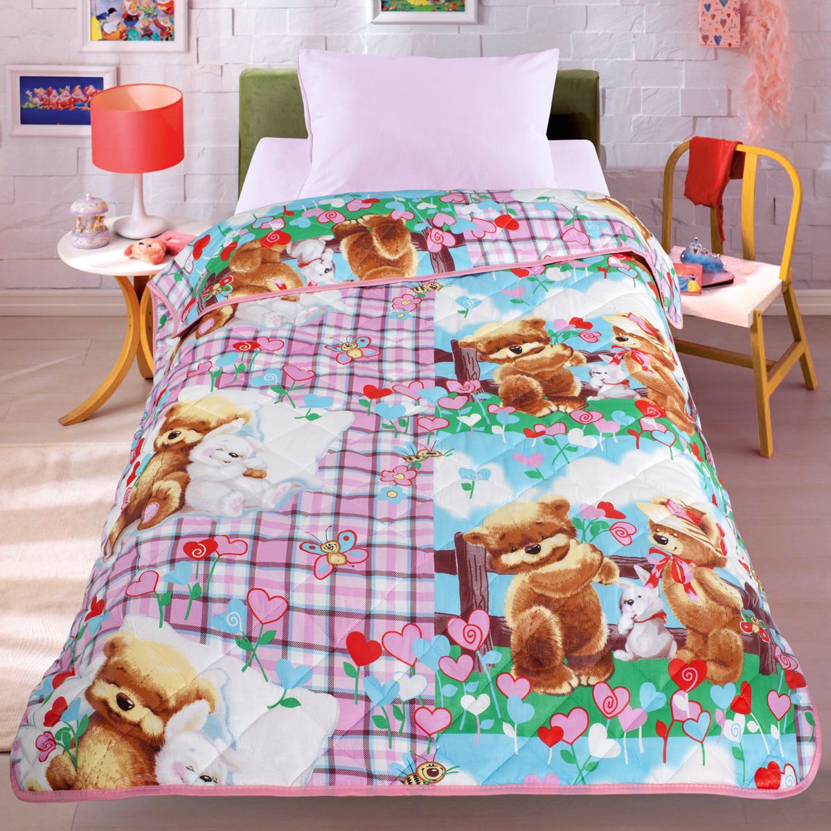 Покрывало-одеяло Letto Мишки и зайка, облегченное, цвет: розовый, 140 x 200 см10503 Покрывало-одеяло Letto Мишки и зайка, облегченное, цвет: розовый, 140 x 200 см10503Легкое оригинальное покрывало в чехле будет радовать вас и вашего малыша в течение всего года. Сидеть на таком покрывале будет приятно и комфортно - ведь оно выполнено из 100% хлопка. К тому же покрывало можно использовать и как одеяло на детскую кровать. Дизайн двусторонний. Наполнитель - силиконизированное волокно. Вашему ребенку не будет жарко под таким одеялом, а это значит он не будет раскрываться. Оно подлежит машинной стирке при температуре 30 гр., строго на деликатном режиме.