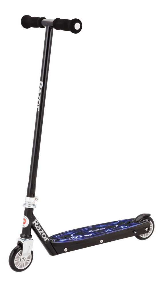 Самокат детский Razor Tekno, цвет: черныйZ90 black Самокат детский Razor Tekno, цвет: черныйZ90 blackПереходите на новый рубеж света и веселья вместе с неоновым свечением футуристического самоката Tekno. Наступите на кнопку запуска подсветки и активируйте пульсирующие синие огни на деке самоката.Самокат рассчитан на детей в возрасте от 5 лет и ростом от 130 до 170 см. Благодаря колесам, диаметром 100 мм., самокат имеет компактные размеры и легкий вес. С его транспортировкой справится даже ребенок! А благодаря тому, что самокат не имеет складного механизма и регулировку руля по высоте, самокат можно считать безопасным и долговечным - минимум механических частей, только яркий дизайн и неоновая подсветка платформы для ног!От 5 летПодходит под рост от 120 до 170 см.Вес самоката 2,64 кг.Максимальная нагрузка до 65 кг.Полиуретановые колеса 100 мм.Быстрые и плавные подшипникиПолипропиленовая дека (пластиковая) с 12-тью разноцветными LED-огонькамиЗапатентованный задний тормоз-крылоДва элемента питания CR2032 (включены в комплект и заменимы)Руль и дека выполнены из высокачественной сталиМягкие ручки из вспененого поролонаШирина руля 29 см.Фиксированная высота руля от деки 75 см., от земли 82 см.Ширина платформы для ног (деки) 12 см.Полезная длина деки 34 см., общая длина самоката 61 см.Дорожный просвет (клиренс) 4 см.Требуется частичная сборкаГарантия 6 месяцев