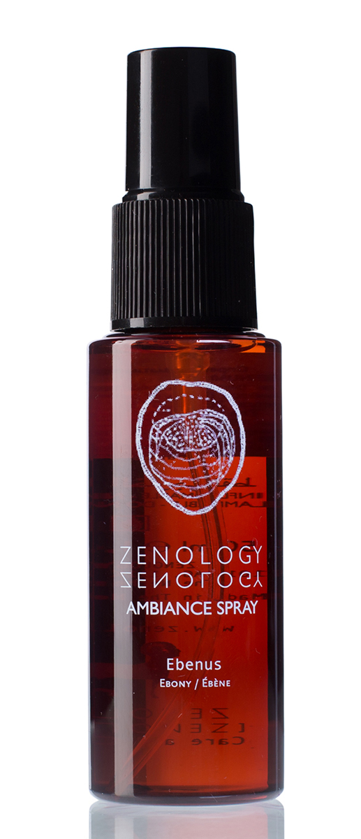 Zenology Спрей ароматизированный Ebony 50 мл106-026 Zenology Спрей ароматизированный Ebony 50 мл106-026Ключевая нота аромата основана на масле кедра, произрастающего в Виргинии. В ароматерапии кедр используется в качестве успокаивающего средства. Возможно это и является причиной, по которой традиционна японская баня оказывает такой великолепный эффект. Кедр, используемый в отделке японских банных комнат, под воздействием пара источает сладкий и немного кисловатый аромат, способствующий полному расслаблению. Верхние ноты: бергамот, кориандр, кедровое масло Ключевые ноты: виргинский кедр, техасский кедр, ладан Базовые ноты: кожа, кашмеран, ладанник