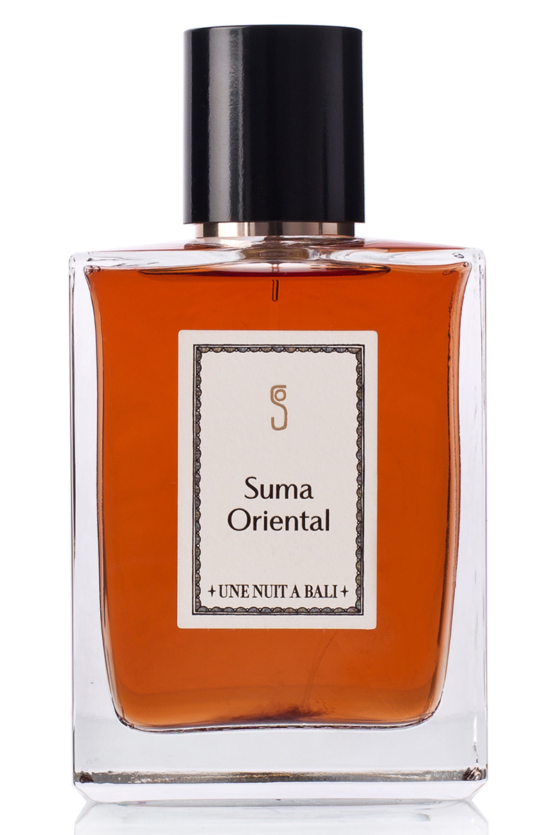 Une Nuit A Bali Парфюмерная вода Suma Oriental 100 мл5010777139655 Une Nuit A Bali Парфюмерная вода Suma Oriental 100 мл5010777139655Название «Suma Oriental» отсылает к запискам Томе Пиреса, португальсого аптекаря, который стал послом в Китае в XVI веке, Он – автор первого описания недоступной и закрытой юго-восточной Азии, которое, в частности, рассказывает историю происхождения сандалового дерева, изначально произраставшего на островах Сумба (территория современной Индонезии). Эти записи еще в 1934 году вдохновили признанного парфюмера Коти на создание аромата A Suma, передающего настроение залитых луной балийских пляжей. Suma Oriental – это гипнотический аромат, в котором пачули облачены в одежды из древесных и кремовых нот.