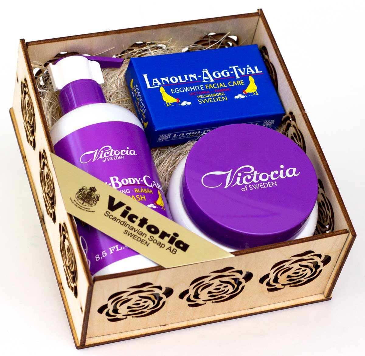 Victoria Soap Набор Королевский уход. ЧерникаFS-00897 Victoria Soap Набор Королевский уход. ЧерникаFS-00897Набор Королевский уход-Черника порадует вас потрясающим ароматом свежей черники, смягчит и подарит вашей коже бережный уход. Мыло-маска для лица Lanolin-Agg-Tval идеально очистит Вашу кожу, подарит чувство комфорта и сияние. Скраб Shea-Honung-Blabar с пудрой рисовых зерен и натуральные абразивные частицы ореха Ши очистят кожу от загрязнений, бережно отшелушат и помогут улучшить кровообращение, масло Ши напитает кожу и восстановит ее естественный баланс, а Лосьон для тела Shea-Honung-Blabarобогащенный маслом Ши, шведским медом и скандинавской черникой, богатой витаминами E, F и антиоксидантами, идеально смягчает, увлажняет и устраняет сухость кожи. Масло для тела с лёгкой консистенцией, быстро впитывается, не оставляя ощущения жирной пленки. Подходит для всех типов кожи.