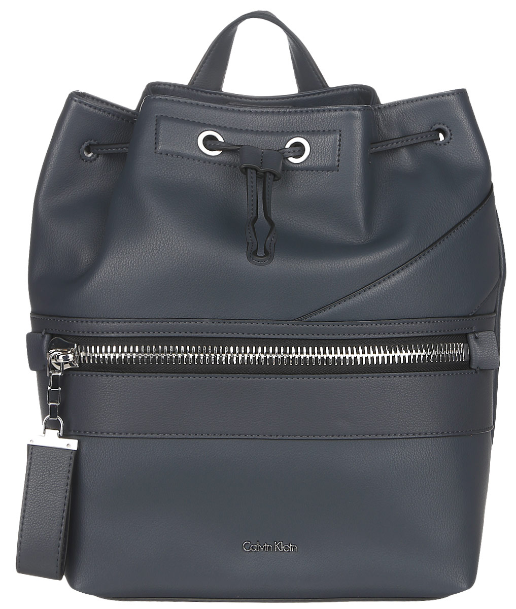 Рюкзак женский Calvin Klein Jeans, цвет: темно-синий. K60K602569_4480QF1567E_020 Рюкзак женский Calvin Klein Jeans, цвет: темно-синий. K60K602569_4480QF1567E_020Стильный женский рюкзак Calvin Klein Jeans выполнен из полиуретана.Изделие содержит одно отделение и закрывается на затягивающийся шнуроки магнитную кнопку. Внутри изделия размещено два накладных кармана и один карман на молнии. Спереди модель дополнена прорезным карманом на застежке-молнии, сзади накладной открытый карман. Рюкзак дополнен петлей для подвешивания и практичными лямками, длина которых регулируется.