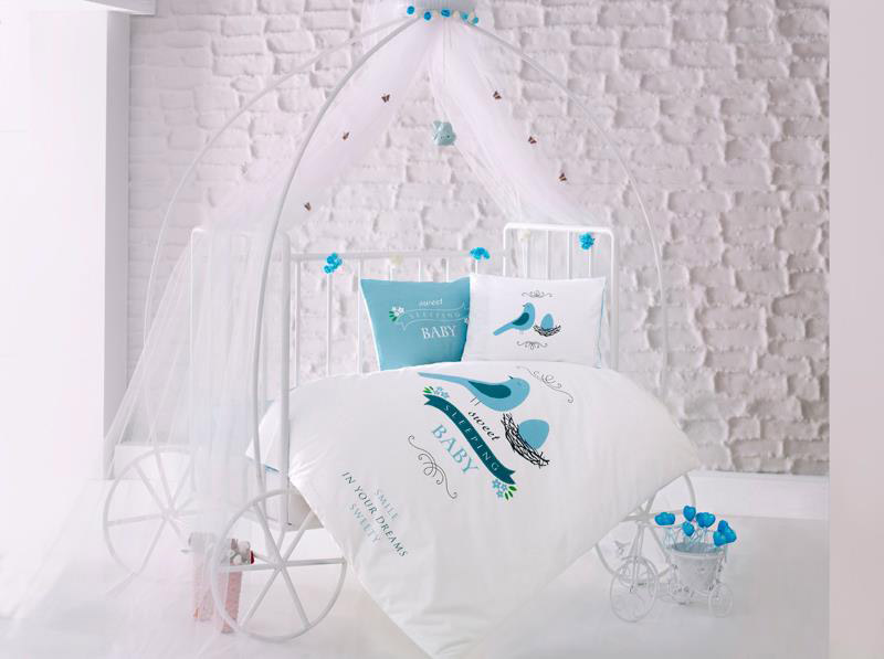 Clasy Комплект детского постельного белья Sweet Sleep 4 предмета1068-4 Clasy Комплект детского постельного белья Sweet Sleep 4 предмета1068-4Комплект детского постельного белья Clasy Sweet Sleep, состоящий из двух наволочек, простыни и пододеяльника, выполнен из ранфорса (натурального 100% хлопка). Пододеяльник застегивается на пуговицы.Ранфорс - это стопроцентная натуральная хлопковая ткань. Ткань отличается практичностью и своеобразными свойствами. Одной из особенностей ткани является то, что она может подстраиваться под температуру воздуха в помещении. Постельное белье из ранфорса в зимнее время помогает согреться, а в летнее время помогает обрести состояние прохлады. Главной отличительной особенностью ранфорса является особое переплетение нитей и их повышенная прочность, что делает материал более износоустойчивым. Ткань на ощупь довольно мягкая, хорошо пропускает воздух и впитывает влагу. Легко стирается, легко выглаживается, а также не накапливает статического электричества.Такой комплект идеально подойдет для кроватки вашего малыша. На нем ребенок будет спать здоровым и крепким сном.Уход: чистка с использованием углеводорода, хлорного этилена, монофлотрихлорметана, можно выжимать и сушить в стиральной машине или в электрической сушке для белья, стирка при максимальной температуре 30°С, гладить при средней температуре (до 150°С), нельзя отбеливать.