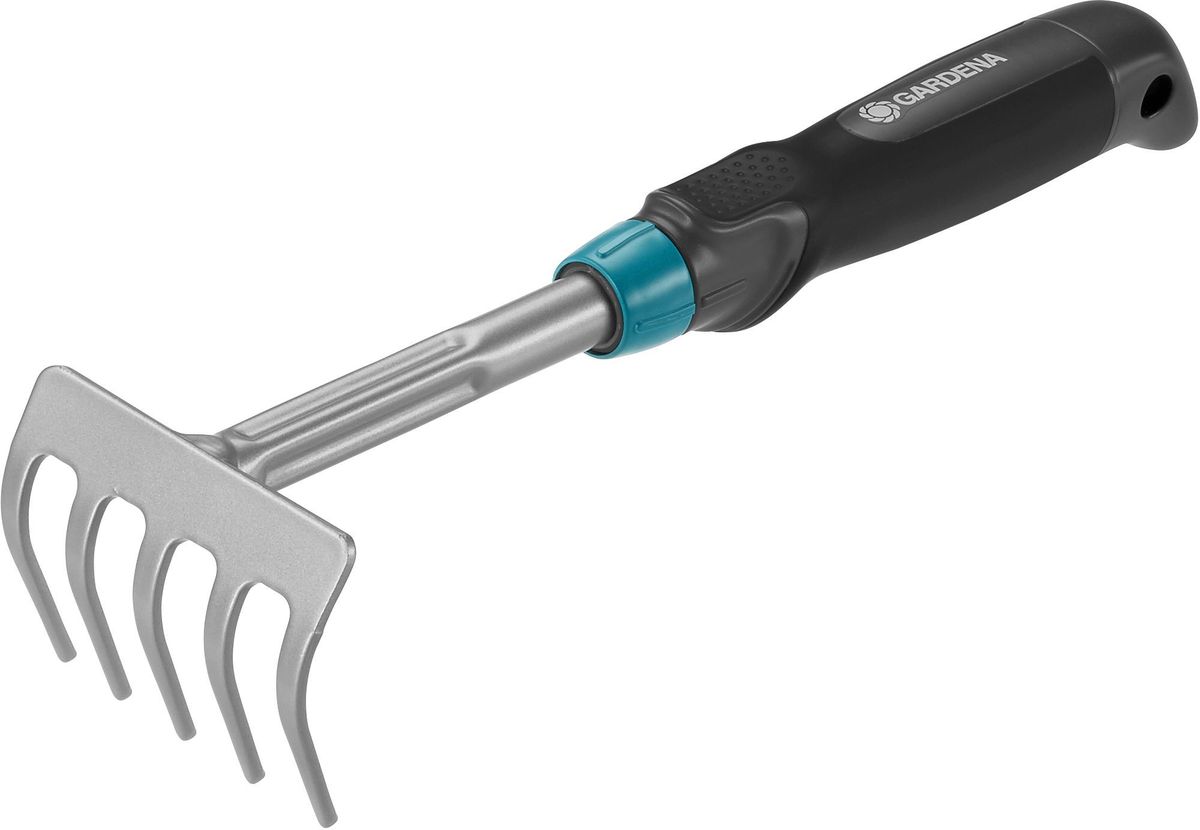 Грабли Gardena Comfort, цветочные, длина 8,5 смRSP-202S Грабли Gardena Comfort, цветочные, длина 8,5 смRSP-202SГрабли цветочные GARDENA идеально подходят для сгребания и рыхления почвы. Рабочая ширина инструмента составляет 8,5 см. Ручка специальной формы удобно лежит в руке, что облегчает работу. Практичность: ручка легко снимается и может быть заменена на любую другую ручку Комбисистемы, которая будет подходить пользователю по росту и избавит от необходимости нагибаться. Грабли цветочные выполнены из высококачественной стали с покрытием из дюропласта. Гарантия 25 лет.
