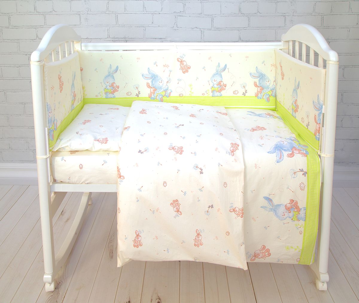 Baby Nice Комплект белья для новорожденных Зайка цвет салатовыйbear-rabbit50 Baby Nice Комплект белья для новорожденных Зайка цвет салатовыйbear-rabbit50Борт в кроватку Baby Nice (его ещё называют бампер) является отличной защитой малыша от сквозняков и ударов при поворотах в кроватке. Ткань верха: 100% хлопок, наполнитель: экологически чистый нетканый материал для мягкой мебели - периотек. Дизайны бортов сочетаются с дизайнами постельного белья, так что, можно самостоятельно сделать полный комплект, идеальный для сна. Борта в кроватку - мягкие удобные долговечные: надежная и эстетичная защита вашего ребенка! Состав комплекта: 4-е стороны: 120х35 - 2 шт, 60х35 - 2 шт.