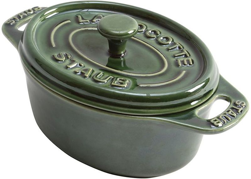 Мини-кокот Staub, круглый, диаметр 11 см, 24 шт54 009312 Мини-кокот Staub, круглый, диаметр 11 см, 24 шт54 009312Посуда изготовлена из глины, покрытой эмалью из стеклянного порошка. Не содержит свинца! Подходит для использования в духовке и микроволновой печи, может использоваться для сервировки. Нельзя использовать на открытом огне. Можно помещать в морозильную камеру,но не ставить керамическую посуду из морозильной камеры сразу в горячую духовку. Избегать резкого нагревания и охлаждения, резкий перепад температуры может привести к повреждению посуды. Чтобы не обжечься, пользуйтесь прихватками. Можно мыть в посудомоечной машине или вручную, используя губку. Сушить вверх дном. Адрес изготовителя: Chaozhou Xincheng Ceramics Co., Ltd., № 6, Стаишн Роад, Норс-ист Райлвэй Сташн Девелопмент Зон, Чаожоу Гуандонг Китай (№ 6, Station Rd. North-east Railway Station Development Zone, Chaozhou Guandong China)
