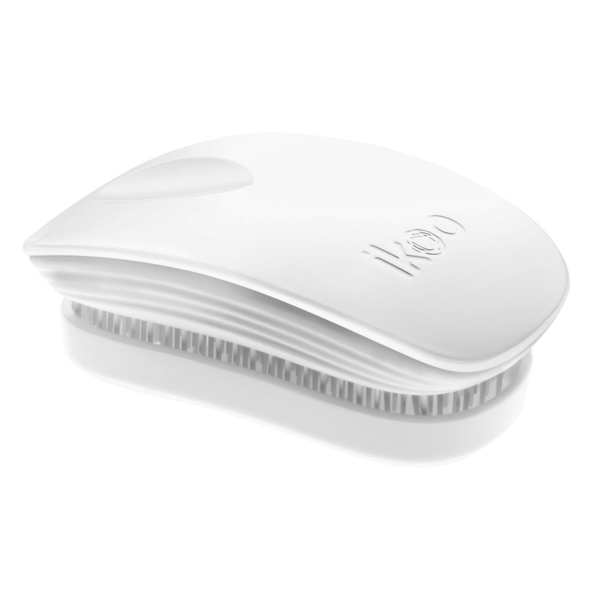 Ikoo Расческа-детанглер Pocket Classic WhiteSatin Hair 7 BR730MN Ikoo Расческа-детанглер Pocket Classic WhiteSatin Hair 7 BR730MNikoo Pocket – расческа для тех, кто всегда в движенииЕсли Вы не хотите упускать шанс всегда иметь под рукой удобную расческу, а также оставить позади секущиеся концы и поврежденные волосы, то карманная версия расчески iKoo – то, что Вам нужно!«Младшая сестра» ikoo Pocket обладает всеми качествами оригинальной версии, а также имеет удобную крышку, которая предохранит расческу от загрязнений, а Вашу сумку – от попадания волос. Ikoo – это расческа-детанглер, которая:- придает объем и блеск волосам- массирует кожу головы- позволяет заботиться о волосах даже во время расчесывания и не оставляет шанса секущимся кончикам- легко распутывает влажные волосы- распутывает волосы без болиУникальный подход щетки ikoo — расположение и структура щетинок, которые позволяют не только легко распутывать и расчесывать волосы, но и делать массаж головы в соответствии с принципами традиционной китайской медицины. Щетинки стимулируют энергетические меридианы и рефлексогенные зоны, что также положительно влияет на вегетативную нервную систему. Благодаря оптимальной степени твердости щетины, волосы распутываются легко и без вытягивания. Щетка ikoo сохраняет свою функциональность даже после долговременного использования.Щетки ikoo изготовлены из высококачественной смолы и акрила. Для комфортного использования корпус щетки отделан натуральной резиной, что помогает надежно удерживать щетку в руке. Скомбинировав эти три материала, мы избежали использования дерева и натуральной щетины, так как эти материалы подходят не для всех типов волос, а также труднее очищаются. Щетки ikoo соблюдают все гигиенические стандарты за счет своего состава. В процессе разработки мы уделили большое внимание дизайну щетки, чтобы и правшам, и левшам было комфортно ей пользоваться.Дизайн расчески основан на принципах традиционной китайской медицины, которые практикуются уже более 2000 лет, и до сих пор. Согласно им, массаж головы оказывает гармонизирующий эффект на весь организм. Вогнутая форма расчески ikoo позволяет делать себе массаж по специальным акупунктурным точкам и рефлексогенным зонам кожи головы.В результате чего усиливается кровообращение и наполнение волос питательными элементами. Ежедневный массаж расческой ikoo поможет поддержать здоровье всей области головы и шеи. Таким образом, расческа становится не только повседневным аксессуаром, а полноценным инструментом для поддержания здоровья.