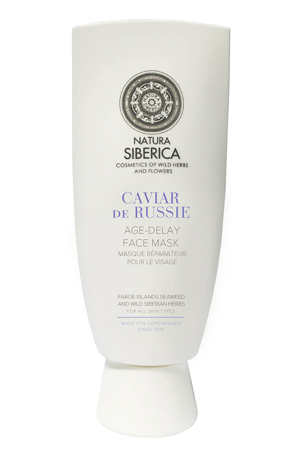 Natura Siberica Estonia Copenhagen Маска для лица продление молодости Caviar de RussieSIBERICA 100мл713399 Natura Siberica Estonia Copenhagen Маска для лица продление молодости Caviar de RussieSIBERICA 100мл713399Natura Siberica Estonia Copenhagen Маска для лица продление молодости Caviar de RussieSIBERICA обеспечивает дополнительный уход и питание коже лица. Натуральные компоненты в составе способствуют регенерации, замедляют процесс увядания, восстанавливают тонус и эластичность. Экстракт черной икры известен своими уникальными омолаживающими свойствами, он богат протеинами, минералами и витаминами, которые питают кожу и затормаживают процессы старения, восстанавливает производство коллагена. Комплекс Полисахаридов увлажняет, сокращает потерю влаги и стимулирует производство эластина, кожа более мягкая и эластичная. Пантенол усиливает восстановительные процессы клеток, улучшает внешний вид кожи. Омега-6 способствует питанию кожи, восстанавливает эластичность. Сибирские дикорастущие травы содержат витамины, сапонины, фитонциды и танины, которые обладают успокаивающим эффектом, делают кожу более мягкой и гладкой. Водоросли Фарерских островов, богаты витаминами А, В1, В2, В6, В12, С, Е, микроэлементами и йодом, они глубоко очищают кожу, сохраняя оптимальный водный баланс, кожа более упругая и эластичная.