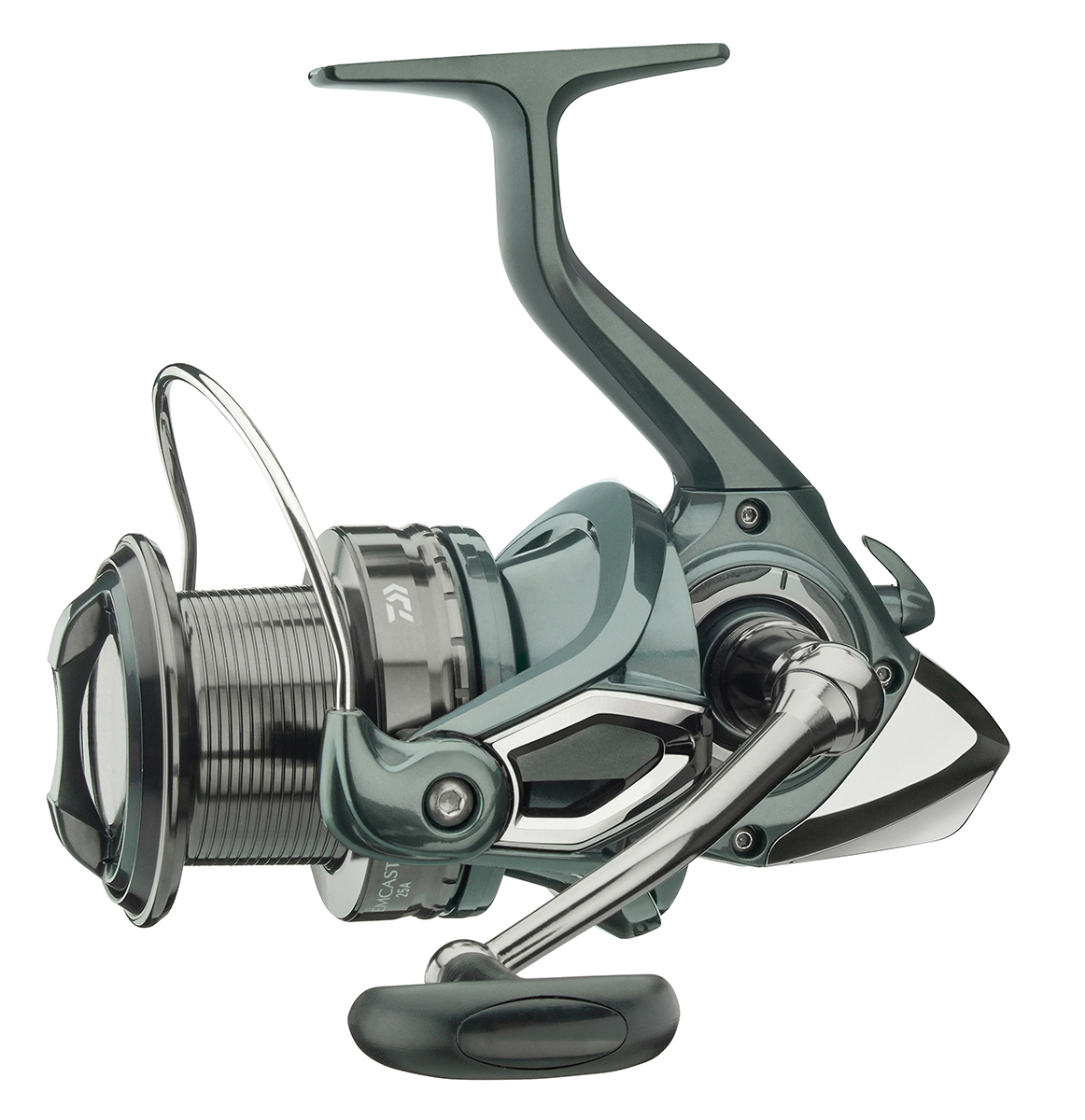 Катушка безынерционная Daiwa Emcast 25AMABLSEH10001 Катушка безынерционная Daiwa Emcast 25AMABLSEH10001После успеха Cast’izm 25QDA требования создать катушку по болеедоступной цене стали еще более выразительными. Сегодня новаяEmcast 25A демонстрирует все преимущества 25мм хода шпулив сочетании с способностью осуществлять дальний заброс, атакже компактный корпус. Таким образом, в этой катушке есть всепреимущества катушки крупного размера. Emcast 25A - это отличныйвыбор для ловли карпа, фидерной ловли и даже морской ловли наоблегченные снасти.