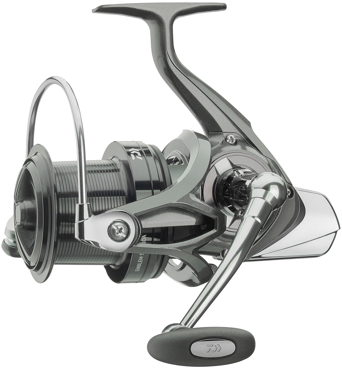 Катушка безынерционная Daiwa Emblem 5500QDA61036 Катушка безынерционная Daiwa Emblem 5500QDA61036Среди любителей карповой ловли катушки DAIWA Emblem являютсясинонимом надежности уже на протяжении многих лет. Новаясерия Emblem QD продолжает этот успех и предлагает высокуюизносостойкость и надежность в использовании. Привод DigigearII заботится о плавности и тишине хода и обеспечивает более 1метра намотки лески за один поворот ручки – идеально, при ловлена дальних расстояниях. Система фрикциона QD drag позволяетотрегулировать тормозное усилие за секунды, в то время как клипсалески HIP (high impact) бережет леску от разрыва во время дальнихзабросов.