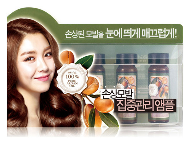 Confume Argan Набор ампул на основе арганового масла, 15мл х 5шт.E0527430 Confume Argan Набор ампул на основе арганового масла, 15мл х 5шт.E0527430Ценное масло арганы на 80% состоит из ненасыщенных жирных кислот, которые являются незаменимыми элементами питания для волос. Также масло содержит высокую концентрацию натуральных антиоксидантов – полифенолов и токоферолов, обеспечивающих защиту от повреждающего действия свободных радикалов. Благодаря такому составу аргановое масло обладает комплексным восстанавливающим и ухаживающим свойством, интенсивно увлажняет и питает волосы, делая их сильными и блестящими. Эффективнейшее средство для восстановления поврежденных волос. Уникальное сочетание природных полимеров и аминокислот укрепляет структуру, предотвращает ломкость, придает прочность и силу.Содержит высокую концентрацию натуральных антиоксидантов – полифенолов и токоферолов, обеспечивающих защиту от повреждающего действия свободных радикалов.