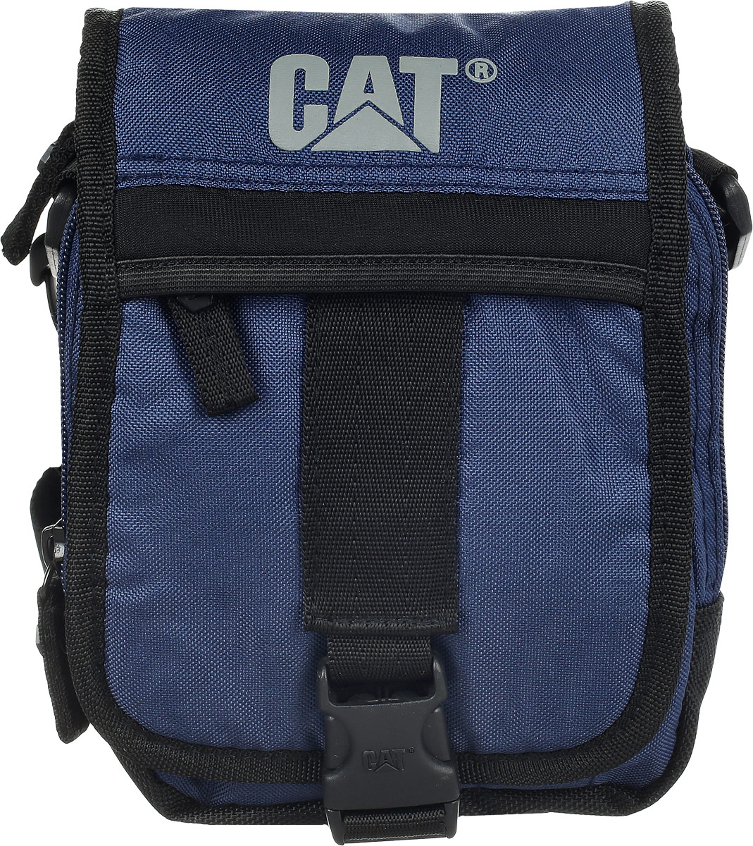 Сумка на плечо Caterpillar Ronald, цвет: темно-синий, черный, 2 л800201 Сумка на плечо Caterpillar Ronald, цвет: темно-синий, черный, 2 л800201Стильная сумка Caterpillar Ronald выполнена из полиэстера. Изделие имеет два основных отделения, которые закрываются на застежки-молнии. Внутри одного из отделений имеется накладной карман на липучке. Закрывается изделие на клапан с пластиковой защелкой. Снаружи, на передней стенке под клапаном находится накладной открытый кармашек, два держателя для авторучек и прорезной карман на застежке-молнии, внутри которого предусмотрен текстильный ремешок с карабином для ключей. Клапан также оснащен дополнительным прорезным карманом на застежке-молнии. Сумка оснащена съемным текстильным плечевым ремнем, который регулируется по длине. На задней стенке предусмотрена текстильная ручка на кнопке. Стильная сумка Caterpillar Ronald станет незаменимой в повседневной жизни.