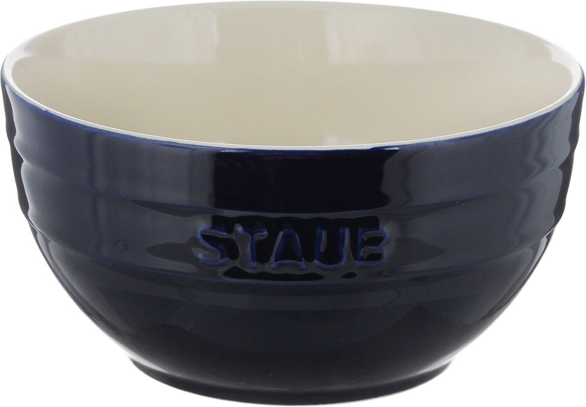 Миска Staub, цвет: темно-синий, молочный, диаметр 17 см54 009312 Миска Staub, цвет: темно-синий, молочный, диаметр 17 см54 009312Миска Staub изготовлена из глины, покрытой эмалью из стеклянного порошка. Изделие очень функциональное, оно пригодится на кухнедля самых разнообразных нужд: в качестве салатника, миски, тарелки.Можно мыть в посудомоечной машине.Можно использовать в духовке, микроволновой печи и морозильной камере.Диаметр миски (по верхнему краю): 17 см. Высота стенки: 9 см. Объем: 1,2 л.