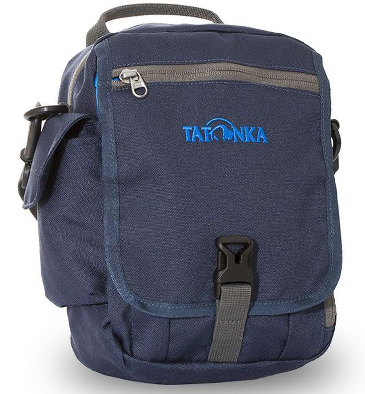 Сумка на плечо Tatonka Check in Clip, цвет: темно-синий, 23 x 17 x 8 смMHDR2G/A Сумка на плечо Tatonka Check in Clip, цвет: темно-синий, 23 x 17 x 8 смMHDR2G/AВместительная дорожная сумка Tatonka Check in Clip, выполненная из водоотталкивающей ткани, подходит для хранения документов и полезных мелочей в путешествии. Такую сумку можно носить как на плече, так и на поясе. Изделие располагает большим основным отделением с двумя молниями, множеством кармашков и мини-органайзером. Крышка-клапан фиксируется фастексом. Особенности:- петли для переноски на поясе;- съемный плечевой ремень; - ручка для переноски; - органайзер; - множество продуманных отделений; - боковой карман для телефона. - фирменный логотип. - водоотталкивающая ткань и прочные молнии.