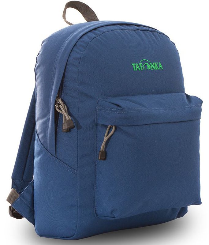 Рюкзак городской Tatonka Hunch Pack, цвет: темно-синий, 22 лDI.6280.150 Рюкзак городской Tatonka Hunch Pack, цвет: темно-синий, 22 лDI.6280.150Классический городской рюкзак Tatonka Hunch Pack изготовлен из прочного материала на основе полиэфирного волокна (600 ден), который обладает прочностью, стойкостью к истиранию и выцветанию и универсальностью применения. В рюкзаке используются молнии YKK RC Zipper, которые надежно защищены от внешних воздействий. Эти молнии специально разработаны для рюкзаков и другого багажа, когда на первый план выходят надежность и высокая производительность.Мягкие уплотненные плечевые лямки регулируются по длине и удобны в любое время года. Регулировка длины лямок займет минуту, а их мягкая внешняя ткань будет комфортна даже летом. Спереди рюкзака расположен просторный накладной карман с встроенным органайзером, в котором удобно хранить все самое необходимое: ручку, блокнот, телефон и многое другое. Также карман подойдет для складного зонтика. Специальная планка защищает молнию кармана от попадания воды, тем самым сохраняя вещи сухими во время непогоды. Вверху рюкзака со стороны спины расположена удобная ручка, за которую рюкзак можно повесить на крючок или же нести в руке.Внутри рюкзак состоит из одного просторного отделения, которое отлично подходит для хранения любых вещей. Собираетесь на прогулку или экскурсию? Возьмите с собой термос, дождевик и влажные салфетки - все это легко поместится в основное отделение. Отправляетесь на учебу? Ноутбук, учебники, тетради и пенал - все удобно разместится в большом отделении рюкзака. Такой рюкзак подойдет тем, кто отправляется на экскурсию или в гости. Все, что нужно, вместится внутрь и доедет в целости и сохранности.
