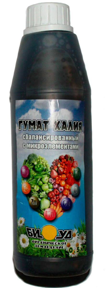 Гумат калия БИУД, сбалансированный, с микроэлементами, 0,5 лBH0429_белый Гумат калия БИУД, сбалансированный, с микроэлементами, 0,5 лBH0429_белыйОсновы органического земледелия Гумат калия сбалансированный с микроэлементами. ТУ 2 189-001-71788256-2005.Удобрение ГУМАТ марка А (ГУМАТ Байкал) - комплексное удобрение с микроэлементами, предназначено для использования под все виды сельскохозяйственных культур. Стимулирует физиологию и рост растения, восстанавливает плодородие почв, повышая содержание в них гумусовых веществ. Обеспечивает рационное питание, является активным стимулятором иммунной системы и роста растений. Повышает устойчивость растений в стрессовых ситуациях (заморозки, низкая или высокая температуры, химические ожоги, выпадение града или последствия болезней). Содержание питательных веществ г/л - не менее гуминовые кислоты - 80; азота -- 20; фосфора р - 2; калия -5; плюс микроэлементы - медь, цинк, марганец, кобальт, железо. Реакция среды рН сол. - не менее 6,8. Класс опасности - 4, продукт пожаро-взрывобезопасен, не токсичен, имеет слабый запах перепревших органических составляющих, аммиака, природные минеральные компоненты без запаха. Срок годности - неограничен. Партия - N2 2. Объем -1 л. Первая помощь - при попадании в глаза промыть чистой водой. При попадании внутрь, прополоскать полость рта большим количеством воды. Условия хранения - питательную смесь хранить в местах недоступных для детей и домашних животных. Избегать прямого попадания солнечных лучей на полиэтиленовую тару. Особенности и рекомендации по приготовлению и применению препарата. Применяется в качестве приготовленного водного раствора из фасованного порошка черного цвета в предпосевной период при обработке семян, луковиц, корневой системы растений, атак же в виде комплексного удобрения. Приготовление рабочего раствора: настоящий концентрат подлежит разбавлению водой до получения рабочего раствора в пропорции 20-30 мл. (4-5 ст. ложки концентрата) на ведро в 10 л. Продукт Гумат калия перед применением требует активного взбалтывания, рабочий раствор используют для подкормки растений по рассаде - в рассадных ящиках 2-3 литра на м. квадратный 3-4 раза в месяц. Далее 0,1 - 0,2 литра под каждое растение путем поверхностного полива почвы. После высадки растений в грунт нормы подкормки увеличить до 0,5-2 литра на растение. Удобрять можно в течение всего вегетационного периода. Оставшаяся от применения часть разбавленного концентрата может использоваться повторно и храниться в отдельной плотно закрытой таре.