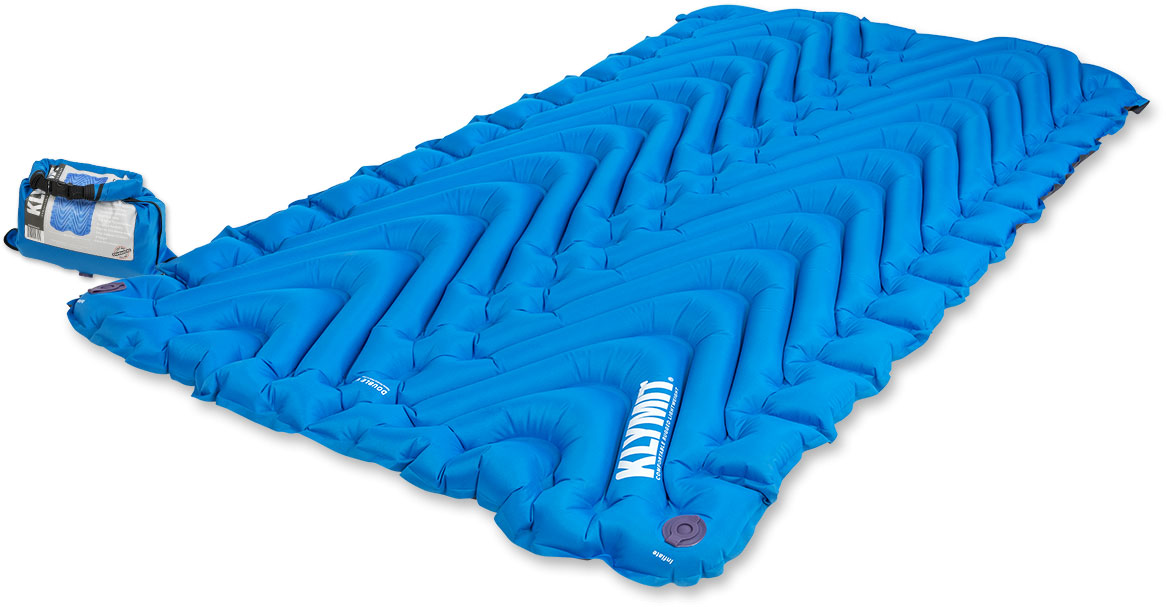 Надувной коврик Klymit Static V Double Blue, цвет: синийSLA-002 Надувной коврик Klymit Static V Double Blue, цвет: синийSLA-002Отличное решение для путешествующих вдвоем – туристический коврик Klymit, состоящий из двух полноразмерных соединенных друг с другом туристических ковриков с V-анатомическим дизайном и высокими термоизоляционными свойствами, обеспечивающий максимальный комфорт для обоих. Технология body mapping (комфорт за счет учета ключевых точек давления тела на коврик) • Материал – полиэстер 75D• Надувается за 8-10 накачиваний насосом • Коэффициент теплоизоляции – 1.3 (до +2°С); 3 сезона • Размер –119 см х 188cм х 7,6 см; в сложенном виде - 12.7 cm х 23 cm• Вес – 1,15 кг. • В комплекте – коврик с 2-мя клапанами, набор для ремонта (патч и клей),насос- чехол с ручкой на застежке • Цвет - синий • Гарантия – пожизненная