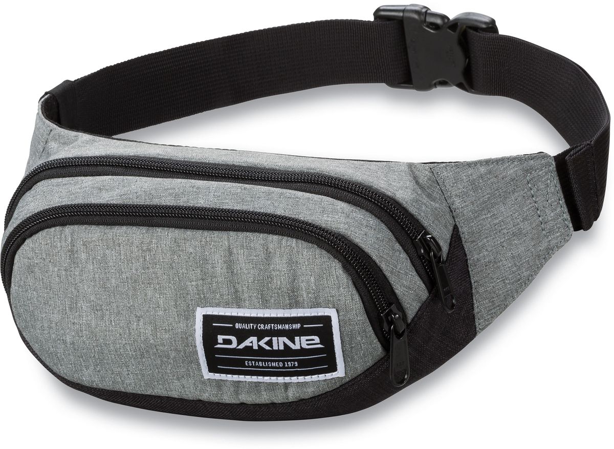 Сумка поясная Dakine Hip Pack, цвет: серый, черный, 0,6 л763-014T-17s-8/02-16 Сумка поясная Dakine Hip Pack, цвет: серый, черный, 0,6 л763-014T-17s-8/02-16Поясная сумка Dakine выполнена из полиэстера. Модель с двумя отделениями застегивается на молнию. Регулируемый поясной ремень застегивается на фастекс.