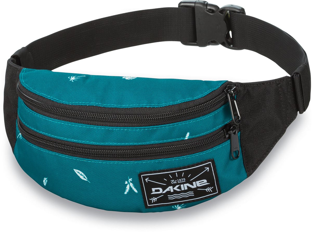 Сумка поясная Dakine Classic Hip Pack, цвет: бирюзовый, черный, 0,6 лRivaCase 8460 black Сумка поясная Dakine Classic Hip Pack, цвет: бирюзовый, черный, 0,6 лRivaCase 8460 blackПоясная сумка Dakine выполнена из полиэстера. Модель с двумя отделениями застегивается на молнию. Регулируемый поясной ремень застегивается на фастекс.
