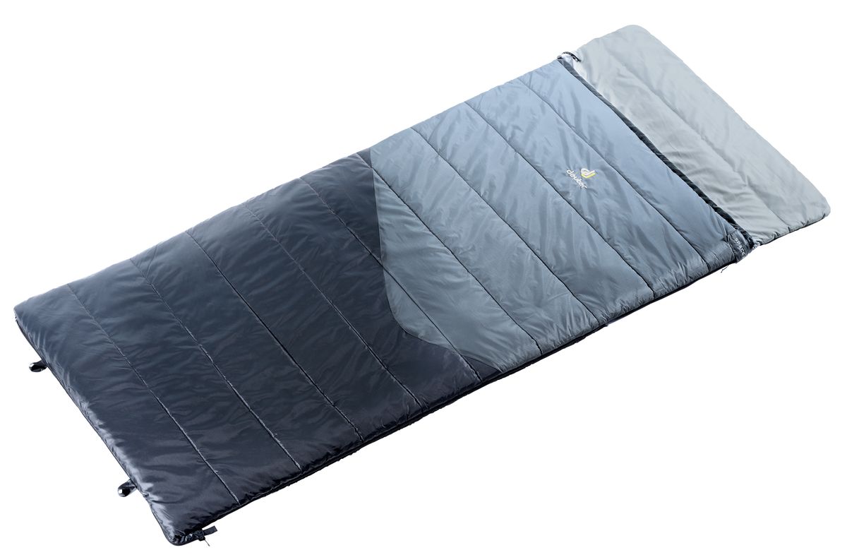 Спальный мешок Deuter Space II, цвет: серый, черный, правая молния37011_4100 Спальный мешок Deuter Space II, цвет: серый, черный, правая молния37011_4100Семейство Space - идеальные попутчики в походных условиях. Space II идеально согреет вас ночью для комфортабельного отдыха на природе. При расстегивании молнии спальник превращается в плоское одеяло. Подушку можно закрепить с помощью липучки Velcro. Отличный утеплитель и мягкая подкладка обеспечивают комфорт.Упаковочный чехол для этой модели выполнен в виде сумки, которую можно использовать отдельно, когда она не занята спальным мешком. Особенности: внутренний карман с застежкой Velcro; компрессионный упаковочный чехол; лента против заедания молнии; 2-сторонняя молния.Вес: 1770 г. Размер: 195 x 35 x 80 см. Рост: 200. Упакованный размер: 23 x 50 см. Наполнитель: High-Loft Hollowfibre. Подкладка: Deuter-Soft-Micro. Наружный материал: Deuter-210T-Soft-Poly Taffeta. Температура комфорта: +6°C. Температура лимита: +1°C. Температура экстрима: -14°C.