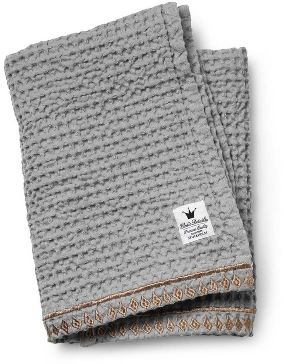 Elodie Details Плед детский Gilded Grey 70 см х 100 см103300 Elodie Details Плед детский Gilded Grey 70 см х 100 см103300Плед Elodie Details (вафельным узор) Серый с позолотой - плед из коллекции Серый с позолотой сочетает в себе элегантность графитового оттенка с оригинальным позолоченным орнаментом. Особый материал из 100% органического хлопка со стильным вафельным узором становится мягче с каждой стиркой и прекрасно сохраняет тепло. Плед прекрасно подойдет для использования в коляске, на пикнике или дома. Оригинальная вышивка в марокканском стиле по краю пледа.