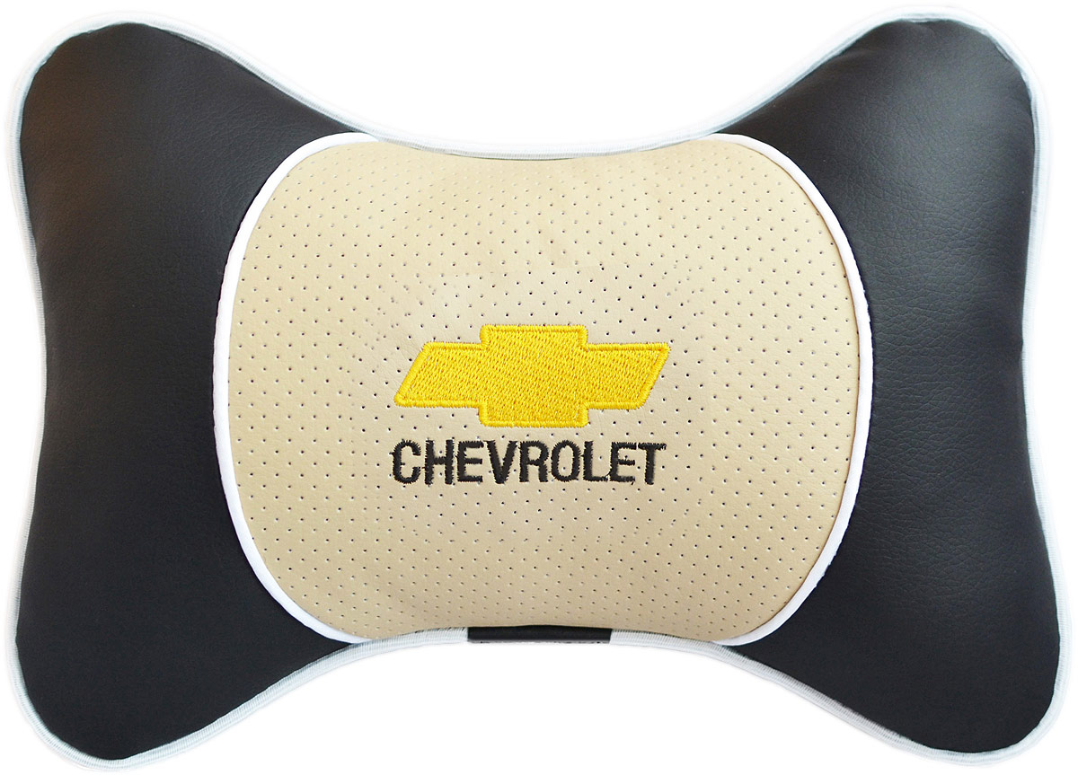 Подушка на подголовник Auto Premium Chevrolet, цвет: бежевый, черный. 3758537585 Подушка на подголовник Auto Premium Chevrolet, цвет: бежевый, черный. 3758537585Подушка на подголовник Auto Premium. Люкс выполнена из черной гладкой экокожи, вставка из бежевой перфорированной экокожи имеет обрамление мягким кантом. Для нанесения вышивки используются высококачественные итальянские нитки. Экокожа - это дышащий материал, который имеет повышенный ресурс и прочность. Легко чистится влажной тряпкой, не требует стирки, не впитывает пыль и грязь. Подушка на подголовник - это лучший способ создать комфорт для шеи и головы во время пребывания в автомобильном кресле. Большинство штатных подголовников устроены так, что до них попросту не дотянуться. Данный аксессуар полностью решает эту проблему, создавая мягкую ортопедическою поддержку. Особенности: - Подушка крепится к сиденью, а это значит один раз поставил - и забыл. - Меньше утомляемость - а следовательно выше внимание и концентрация на дороге. - Одинакова удобна для пассажира и водителя.