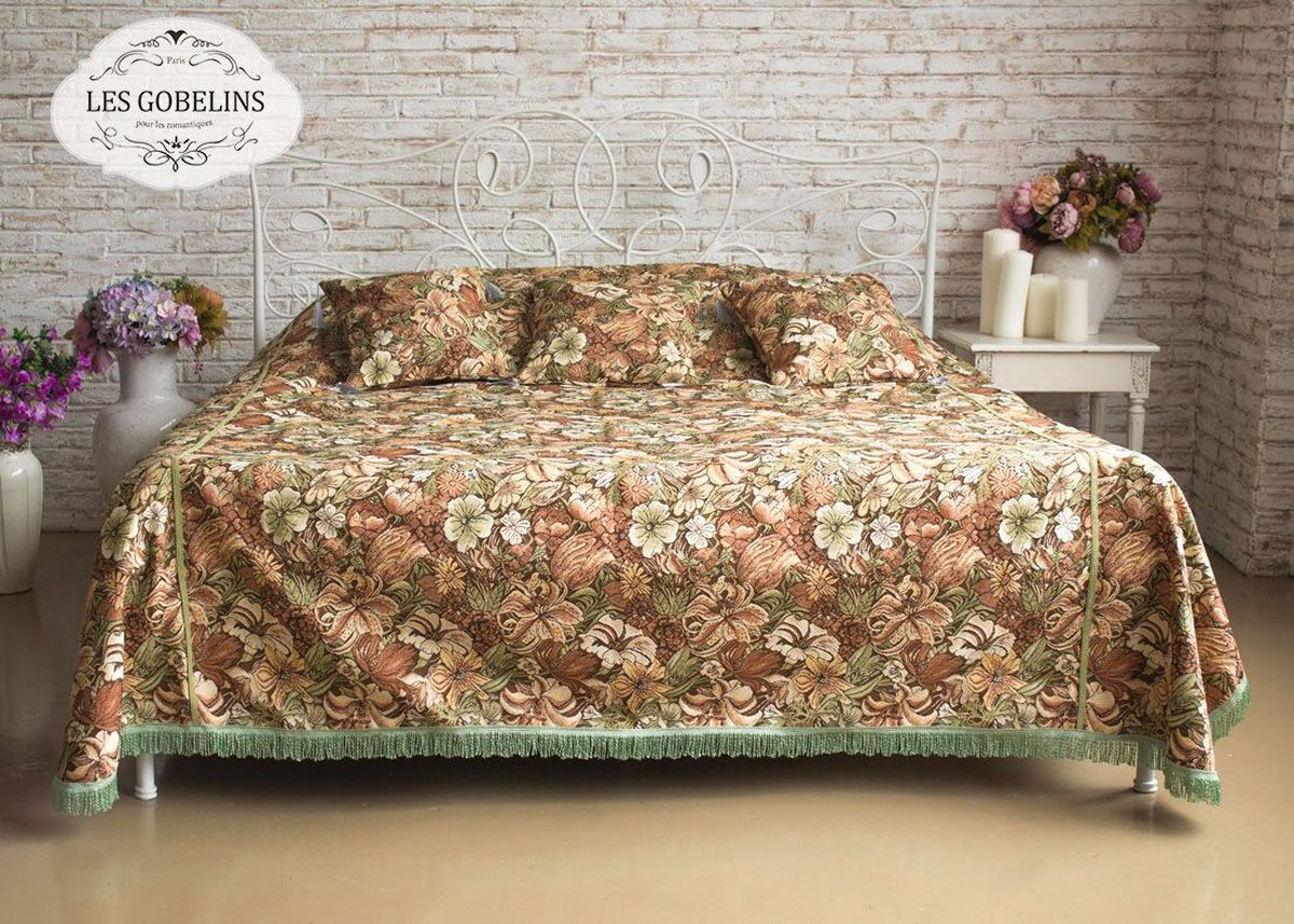 Покрывало на кровать Les Gobelins Art Nouveau Lily, 260 х 240 см10503 Покрывало на кровать Les Gobelins Art Nouveau Lily, 260 х 240 см10503Покрывало на кровать Les Gobelins Art Nouveau Lily с ярким цветочным рисунком привлечет к себе внимание и органично впишется в интерьер комнаты. Изделие изготовлено из высококачественной ткани гобелен и оформлено бахромой и кисточками. Необычайная красота сочетается в этом покрывале с высокой прочностью и долговечностью, а свойство гобелена по-разному проявлять себя в зависимости от освещения помещения позволяет открывать все новые и новые детали, которые, как казалось, раньше скрывал гобелен.Красочное и приятное на ощупь покрывало сделает интерьер спальни, детской или гостиной уютнее и своеобразнее. Состав материала: 50% хлопок, 50% полиэстер.