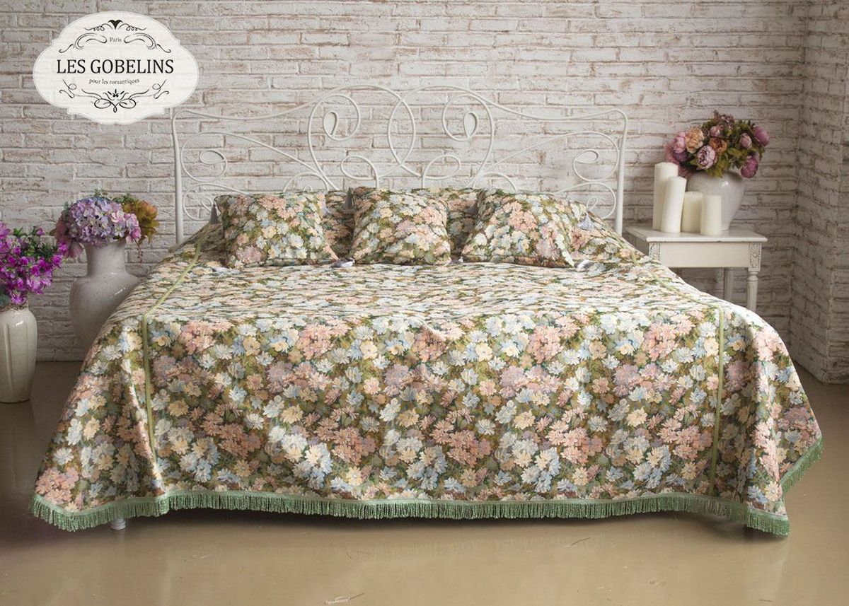 Покрывало на кровать Les Gobelins Nectar De La Fleur, 260 х 240 см1004900000360 Покрывало на кровать Les Gobelins Nectar De La Fleur, 260 х 240 см1004900000360Покрывало на кровать Les Gobelins Nectar De La Fleur с ярким цветочным рисунком привлечет к себе внимание и органично впишется в интерьер комнаты. Изделие изготовлено из высококачественной ткани гобелен и оформлено бахромой и кисточками. Необычайная красота сочетается в этом покрывале с высокой прочностью и долговечностью, а свойство гобелена по-разному проявлять себя в зависимости от освещения помещения позволяет открывать все новые и новые детали, которые, как казалось, раньше скрывал гобелен.Красочное и приятное на ощупь покрывало сделает интерьер спальни, детской или гостиной уютнее и своеобразнее. Состав материала: 50% хлопок, 50% полиэстер.
