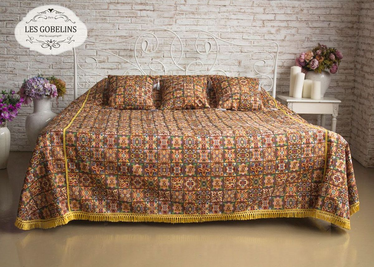 Покрывало на кровать Les Gobelins Mosaique De Fleurs, 240 х 220 смU210DF Покрывало на кровать Les Gobelins Mosaique De Fleurs, 240 х 220 смU210DFПокрывало на кровать Les Gobelins Mosaique De Fleurs с ярким рисунком привлечет к себе внимание и органично впишется в интерьер комнаты. Изделие изготовлено из высококачественной ткани гобелен и оформлено бахромой и кисточками. Необычайная красота сочетается в этом покрывале с высокой прочностью и долговечностью, а свойство гобелена по-разному проявлять себя в зависимости от освещения помещения позволяет открывать все новые и новые детали, которые, как казалось, раньше скрывал гобелен.Красочное и приятное на ощупь покрывало сделает интерьер спальни, детской или гостиной уютнее и своеобразнее. Состав материала: 49% хлопок, 51% полиэстер.