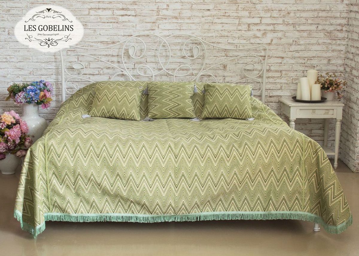 Покрывало на кровать Les Gobelins Zigzag, цвет: зеленый, 240 х 220 см98299571 Покрывало на кровать Les Gobelins Zigzag, цвет: зеленый, 240 х 220 см98299571Покрывало на кровать Les Gobelins Zigzag с ярким геометрическим рисунком привлечет к себе внимание и органично впишется в интерьер комнаты. Изделие изготовлено из высококачественной ткани гобелен и оформлено бахромой и кисточками. Необычайная красота сочетается в этом покрывале с высокой прочностью и долговечностью, а свойство гобелена по-разному проявлять себя в зависимости от освещения помещения позволяет открывать все новые и новые детали, которые, как казалось, раньше скрывал гобелен.Красочное и приятное на ощупь покрывало сделает интерьер спальни, детской или гостиной уютнее и своеобразнее. Состав материала: 52% хлопок, 48% полиэстер.