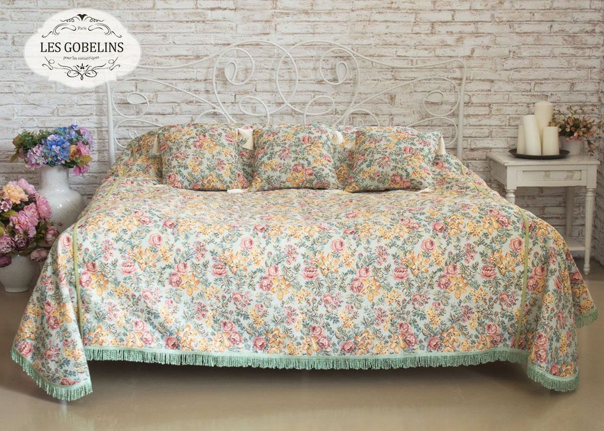 Покрывало на кровать Les Gobelins Arrangement De Fleurs, цвет: голубой, 260 х 240 смU110DF Покрывало на кровать Les Gobelins Arrangement De Fleurs, цвет: голубой, 260 х 240 смU110DFПокрывало на кровать Les Gobelins Arrangement De Fleurs с ярким цветочным рисунком привлечет к себе внимание и органично впишется в интерьер комнаты. Изделие изготовлено из высококачественной ткани гобелен и оформлено бахромой и кисточками. Необычайная красота сочетается в этом покрывале с высокой прочностью и долговечностью, а свойство гобелена по-разному проявлять себя в зависимости от освещения помещения позволяет открывать все новые и новые детали, которые, как казалось, раньше скрывал гобелен.Красочное и приятное на ощупь покрывало сделает интерьер спальни, детской или гостиной уютнее и своеобразнее. Состав материала: 52% хлопок, 48% полиэстер.