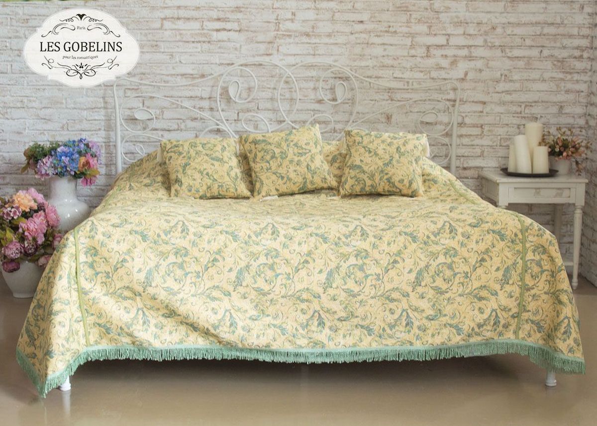 Покрывало на кровать Les Gobelins Jeune Verdure, 150 х 220 см1004900000360 Покрывало на кровать Les Gobelins Jeune Verdure, 150 х 220 см1004900000360Покрывало на кровать Les Gobelins Jeune Verdure с ярким рисунком привлечет к себе внимание и органично впишется в интерьер комнаты. Изделие изготовлено из высококачественной ткани гобелен и оформлено бахромой и кисточками. Необычайная красота сочетается в этом покрывале с высокой прочностью и долговечностью, а свойство гобелена по-разному проявлять себя в зависимости от освещения помещения позволяет открывать все новые и новые детали, которые, как казалось, раньше скрывал гобелен.Красочное и приятное на ощупь покрывало сделает интерьер спальни, детской или гостиной уютнее и своеобразнее. Состав материала: 52% хлопок, 48% полиэстер.