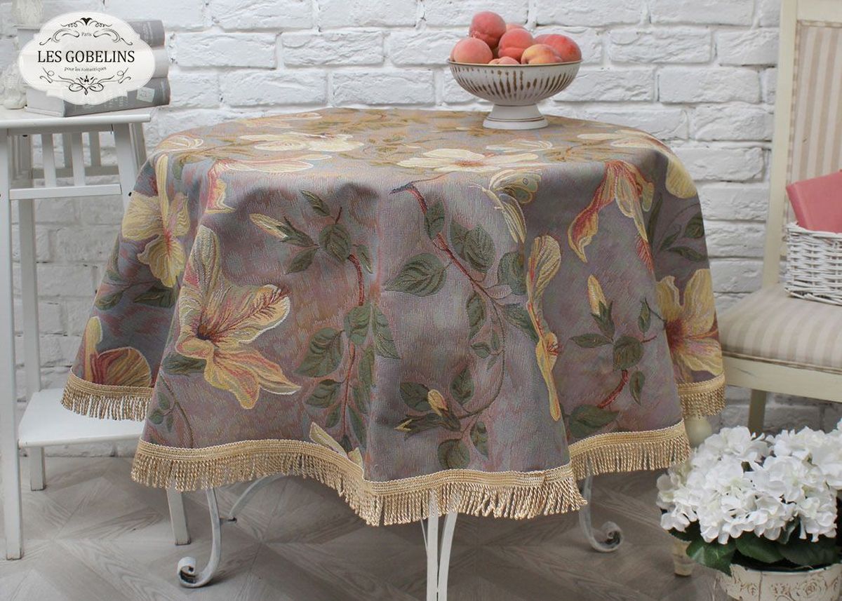 Скатерть Les Gobelins Hibiscus, круглая, диаметр 160 см1004900000360 Скатерть Les Gobelins Hibiscus, круглая, диаметр 160 см1004900000360Круглая скатерть Les Gobelins Hibiscus выполнена из гобелена: 52% хлопка и 48% полиэстера. По краю украшена бахромой.Использование такой скатерти сделает застолье торжественным.Расположение рисунка на скатерти соответствует фотографии.