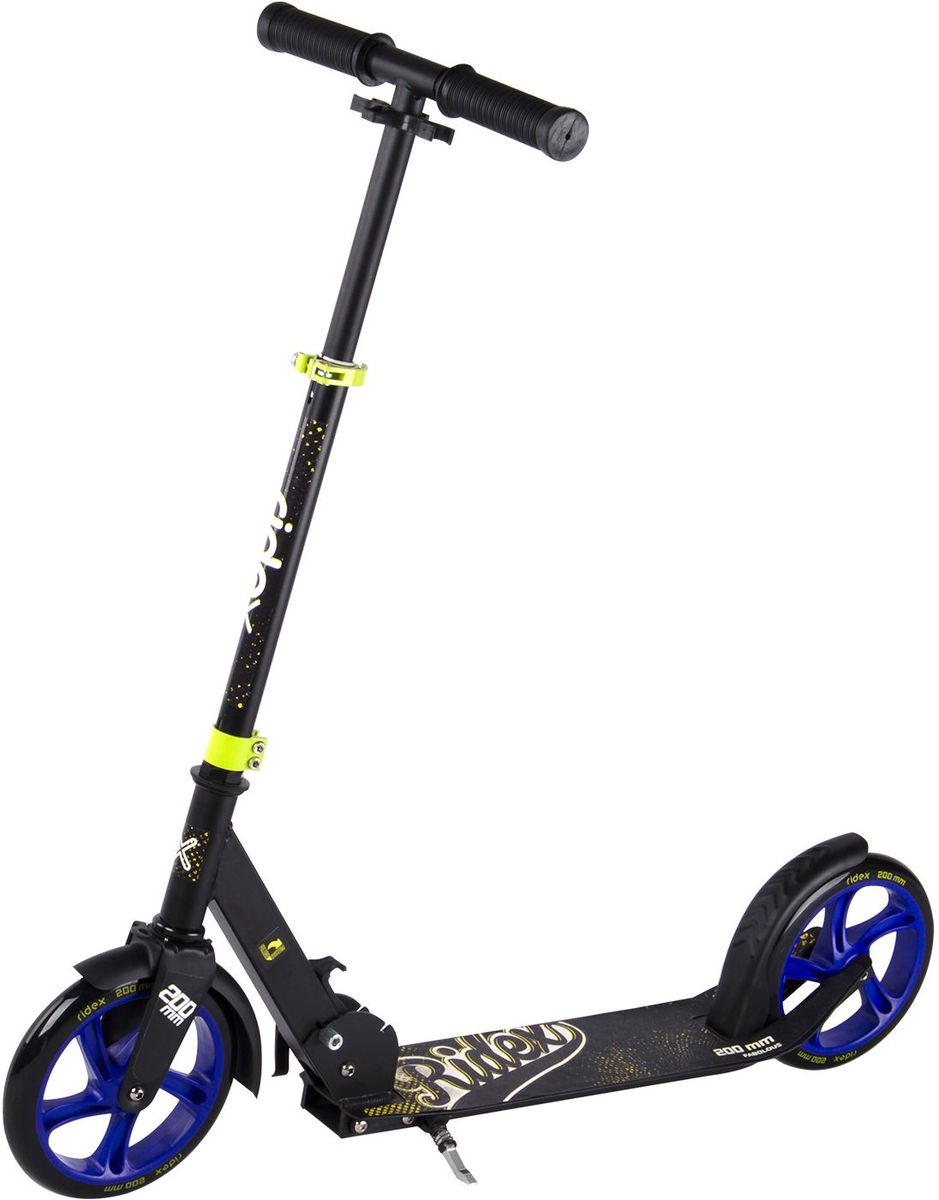 Самокат Ridex Fabolous, 2-колесный, цвет: черный, синий, желтый, 200 мм499-102 Самокат Ridex Fabolous, 2-колесный, цвет: черный, синий, желтый, 200 мм499-102Усовершенствованная модель классического 200-миллиметрового самоката. Заниженная дека, низко расположенная относительно уровня дорожного покрытия, позволяет прилагать меньше усилий при разгоне. Достойные ходовые и скоростные характеристики самоката обусловлены сочетанием больших полиуретановых колес с качественными подшипниками ABEC - 7. Комфорт и управляемость обеспечивают резиновые ручки, а специальная подножка позволит без труда припарковать самокат в любом месте во время Вашего отдыха.