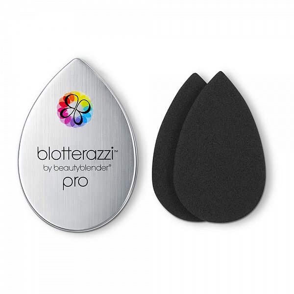 Набор Beautyblender blotterazzi Pro2101-WX-01 Набор Beautyblender blotterazzi Pro2101-WX-01Коллекция beautyblender pro включает основные продукты beautyblender, созданные в черном цвете. В результате вы получаете профессиональный результат в домашних условиях! Матирующие лепестки blotterazzi pro от beautyblender изготовлены из того же материала, что и спонжи beautyblender, представлены в черном цвете. Лепестки blotterazzi помогут сохранить макияж безупречным в течение дня. Просто промокните лепестком лицо, и на несколько часов забудьте о жирном блеске. Каплевидная форма делает их удобными в использовании: можно проработать как широкие участки лица, так и труднодоступные. blotterazzi выпускаются по два лепестка в пластиковом футляре с зеркальцем. beautyblender - американский бренд, история которого началась с одноименного розового спонжа для нанесения макияжа. Создатель бренда - голливудский визажист Реа Энн Сильва, у которой за плечами более 20 лет работы в бьюти-индустрии. Поначалу beautyblender был тайным ингредиентом съемочных площадок, но после неоднократных побед в престижной бьюти-премии Allure Best of Beauty получил известность и признание во всем мире. Со временем линейка продуктов beautyblender значительно расширилась: в нее вошли спонжи для разных целей, очищающие средства и другие аксессуары для нанесения макияжа.