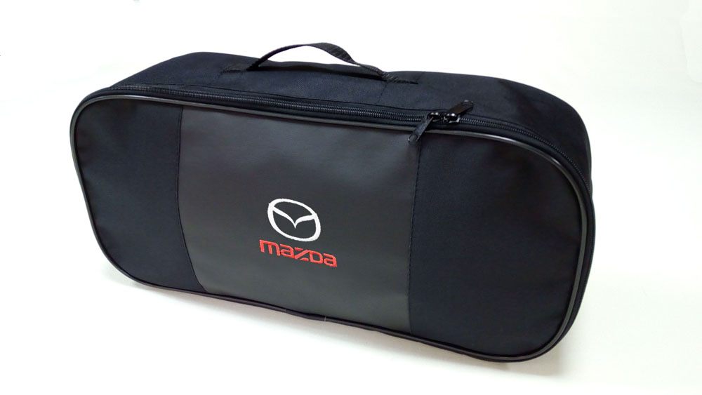 Сумка для набора техосмотра Auto Premium Mazda. 6730419199 Сумка для набора техосмотра Auto Premium Mazda. 6730419199Сумка для набора техосмотра выполнена из прочного и износоустойчивого материла (ПВХ 600) со вставкой из экокожи и вышивкой. Размер сумки 47х21х13. Идеально подходит для хранения огнетушителя, знака аварийной остановки, буксировочного троса и т.п.