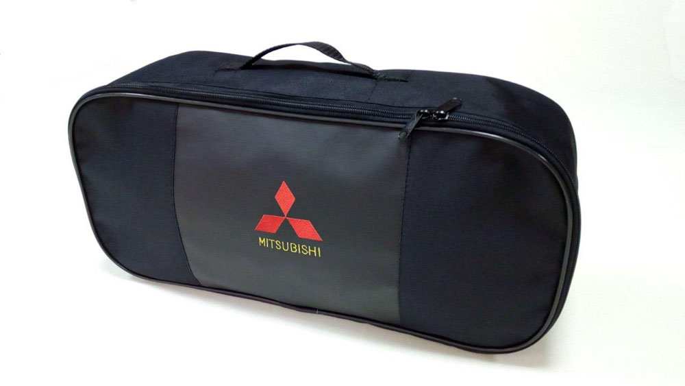 Набор автомобильный Auto Premium Mitsubishi. 67358KGB GX-3 Набор автомобильный Auto Premium Mitsubishi. 67358KGB GX-3Автомобильный набор в сумке с логотипом оснащен базовыми элементами, которые необходимы каждому автолюбителю. Состав набора: - аптечка первой помощи автомобильная; - трос буксировочный 5т/пет/пакет; - Огнетушитель порошковый ОП-2(з) -АВСЕ, с металлическим ЗПУ; - знак аварийной остановки; - сумка для набора техосмотра Премиум со вставкой из экокожи и вышивкой. Размер сумки 47х21х13.