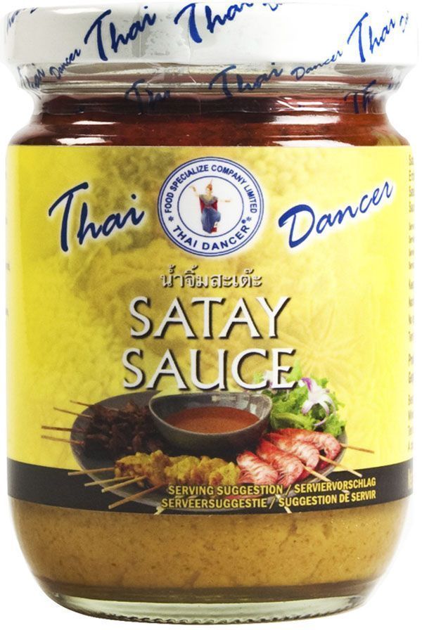 Thai Dancer Тайский ореховый соус, 227 г0120710 Thai Dancer Тайский ореховый соус, 227 г0120710Тайский ореховый соус (так же его называют соус для сатэй) используется в индонезийской, малайской, тайской, вьетнамской, южно-китайской и японской кухнях. Обладает насыщенным сладко-пряным вкусом с акцентами кокоса и арахиса. Имеющий полностью натуральный состав, этот соус отлично подойдет к любому продукту: овощам, тофу, морепродуктам, птице или мясу. Даже просто отваренные на пару овощи или тофу вместе с этим соусом превратятся в удивительно вкусное, гармоничное и сытное блюдо. Соус можно использовать как для обмакивания или поливки готовый блюд, так и для обжарки в воке любых ингредиентов: морепродуктов, лапши, курицы, овощей. В случае использования в воке соус требует добавления соли (в виде рыбного или соевого соуса), а также небольшого количества кислоты ( в виде тамариндовой пасты или сока лайма).