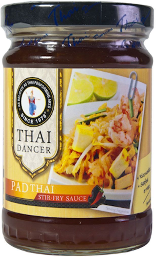 Thai Dancer Соус для лапши Пад Тай, 250 г0120710 Thai Dancer Соус для лапши Пад Тай, 250 г0120710Соус для лапши по-тайски (соус для пад тхай) - это самый простой и экономичный способ приготовить настоящую тайскую лапшу! Этот соус для лапши обладает мягким пряным вкусом, сочетающимся с широким спектром продуктов. Благодаря этому соус для лапши может быть использован не только для того, чтобы приготовить пад тхай, но и для для обжарки овощей или морепродуктов, для придания вкуса омлетам или заправки салатов. Добавьте соус пхат тхай к вашему арсеналу приправ и специй, и он поможет вам готовить запоминающиеся блюда из доступных ингредиентов.Соус также идеально подходит для добавления в омлеты и сэндвичи, дополняя их изысканными, необычными и по-настоящему восхитительными вкусами лука-шалот, тамаринда и паприки!