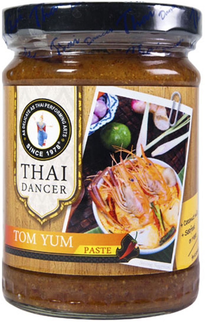 Thai Dancer Паста Том ям, 227 г0120710 Thai Dancer Паста Том ям, 227 г0120710Паста Том Ям используется в китайской и тайской кухнях. Именно паста Том Ям необходима для приготовления популярного острого супа Том Ям, имеющего кисло-сладкий вкус.Степень выраженности вкуса легко регулируется: уменьшив количество приправы или добавив больше кокосового молока, можно получить совершенно разный результат. Соответственно этому варьируется и количество порций, которые получаются на выходе из одного пакетика пасты: если вы хотите, чтобы вкус получился более насыщенным, то расходуете больше пасты. При этом из одной упаковки получится примерно 10-12 порций. Добавляя меньше пасты, вы можете получить до 15-17 порций блюда.