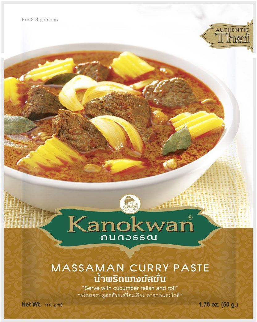 Kanokwan Основа для карри Матсаман, 50 г0120710 Kanokwan Основа для карри Матсаман, 50 г0120710Красная карри-паста (пхрик кэнг пхет) – одна из используемых в тайской кухне комбинаций специй и ароматических трав, позволяющая готовить большое количество блюд. Классические компоненты красного карри – сушеный красный чили, семена и корни кориандра, семена кумина, белый перец, лук, чеснок, галангал, лимонное сорго, листья или кожура кафрского лайма, цедра лайма, соль или креветочная паста, однако конечный состав пасты и пропорция компонентов зависит от предпочтений повара или компании-производителя.Самые простые рецепты, содержащие красную карри-пасту, предполагают обжарку или тушение одного или двух основных ингредиентов (например, мяса, птицы, рыбы или некоторых овощей) в специях и кокосовом молоке, более сложные варианты включают больше ингредиентов и могут обходиться без молока.