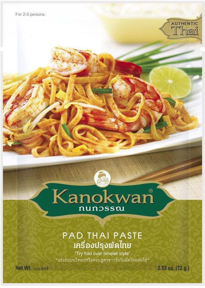 Kanokwan Соус для лапши Пад Тай, 50 г0120710 Kanokwan Соус для лапши Пад Тай, 50 г0120710Используется для приготовления одного из наиболее известных блюд тайской кухни - лапши пад тхай (пхат тхай). Также идеально подходит к любым блюдам, приготовленным на сковороде вок, к салатам и острым омлетам, которые обязательно подают во всех ресторанах тайской и малайской кухни.Степень остроты: неострая.